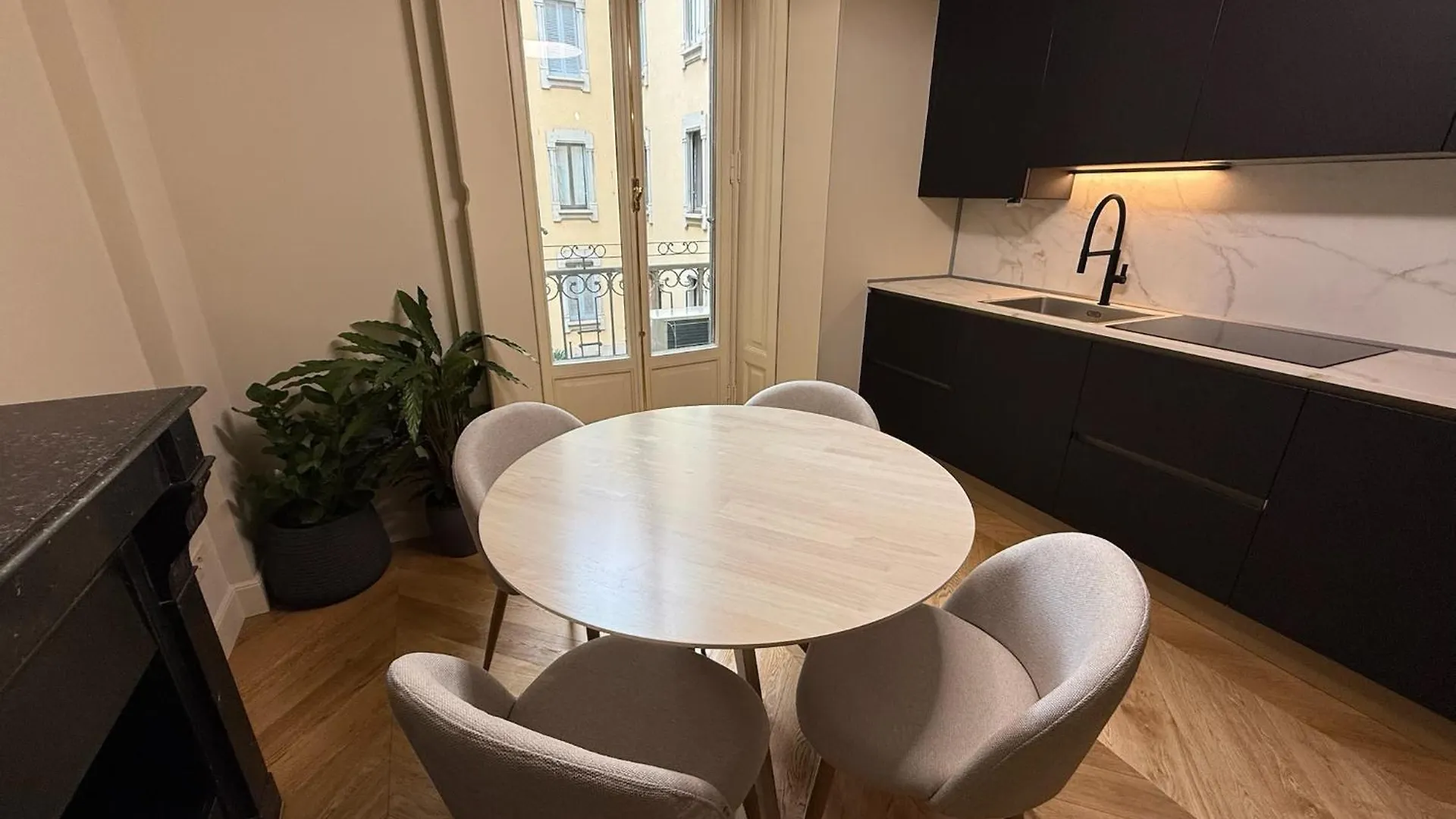 Apartment Ferienwohnung Lusso In Palazzo D'Epoca Mailand